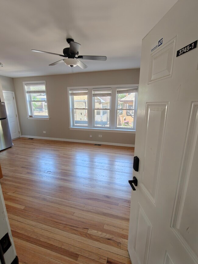 Foto del edificio - 4946 N Ridgeway Ave
