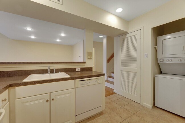 Building Photo - 764 Spinnaker Ct