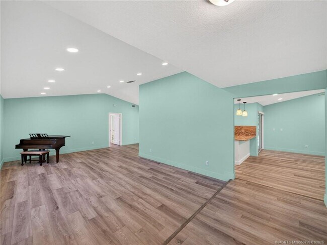 Building Photo - 3055 SE Glasgow Dr