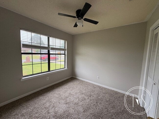 Building Photo - MOVE IN SPECIAL: $1000 OFF 1ST MONTH'S RENT!**