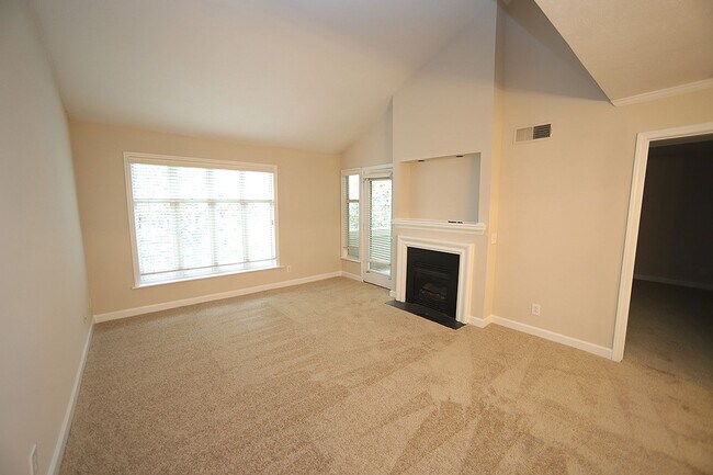Building Photo - 2-Bedroom Condo in the Village District  *...