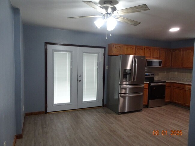 Building Photo - 3 Bedroom, 1.5 Bath Duplex in Hampton for ...