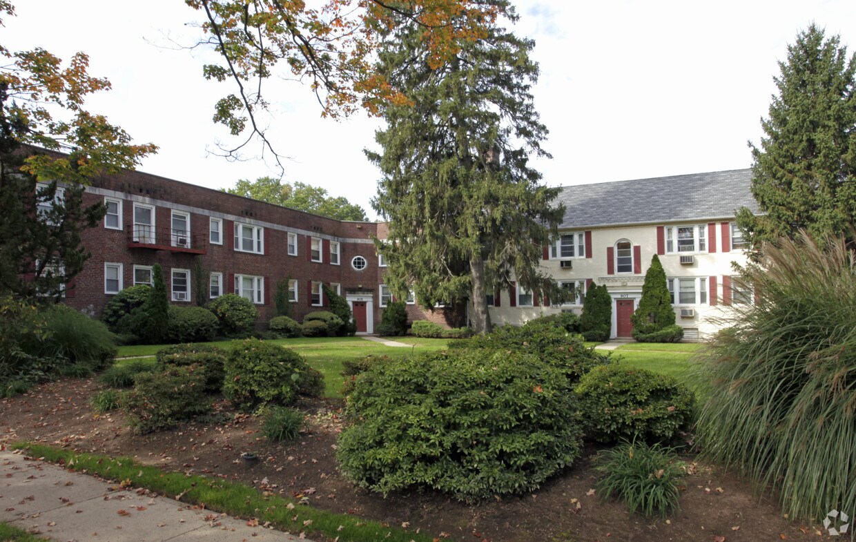 Pueblo de New Meadowbrook - 955F East Front Street