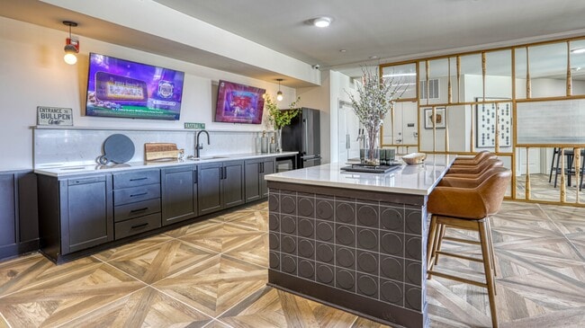 Nuestro Homerun Hangout tiene varios televisores para ver todos los juegos. - Yardley Flats Apartments