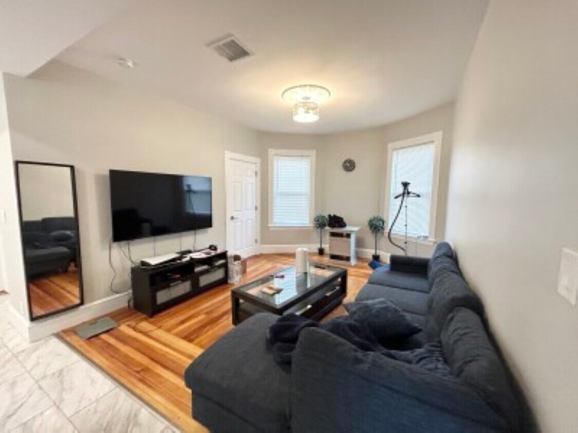 Foto principal - 267 E Cottage St