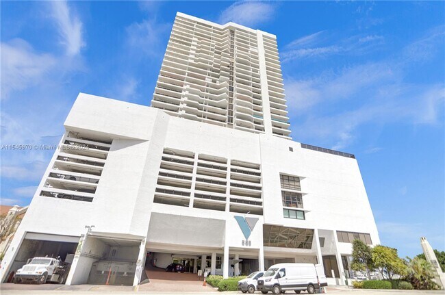 Foto del edificio - 555 NE 15th St