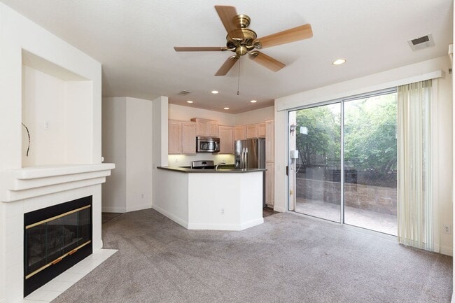 Foto del edificio - 2 Bedroom Townhome in Scripps Ranch
