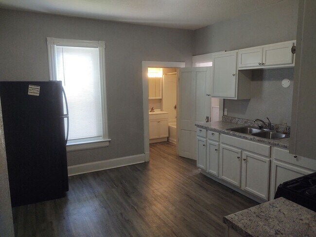 Building Photo - 3 Bedroom 1 Bathroom House W/ Bonus room &...