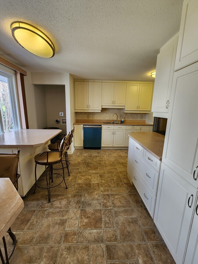 Building Photo - 73 Queensline Dr