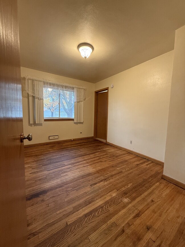 Building Photo - 138 21st Ave S