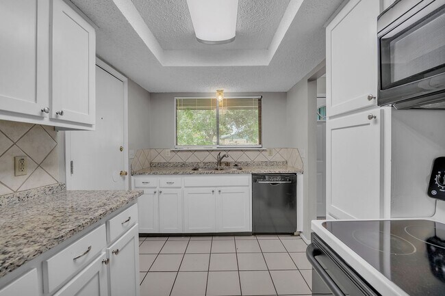 Foto del edificio - AVAILABLE NOW!