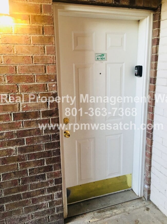 Building Photo - Check out This Cute 2 Bedroom 1 Bath SLC C...