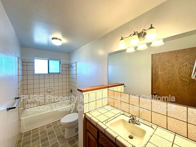 Building Photo - 128 Seacliff Dr