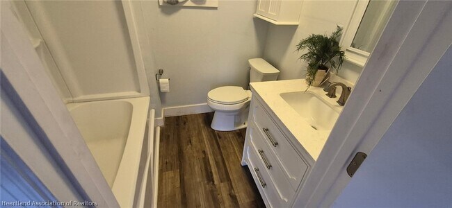 Building Photo - 404 N Ridgewood Dr