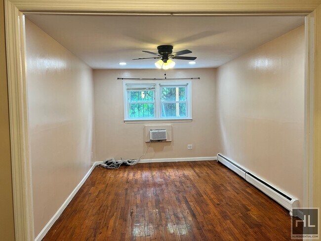 Foto del edificio - Amazing 1 Bed 1 Bath JAMAICA!!!