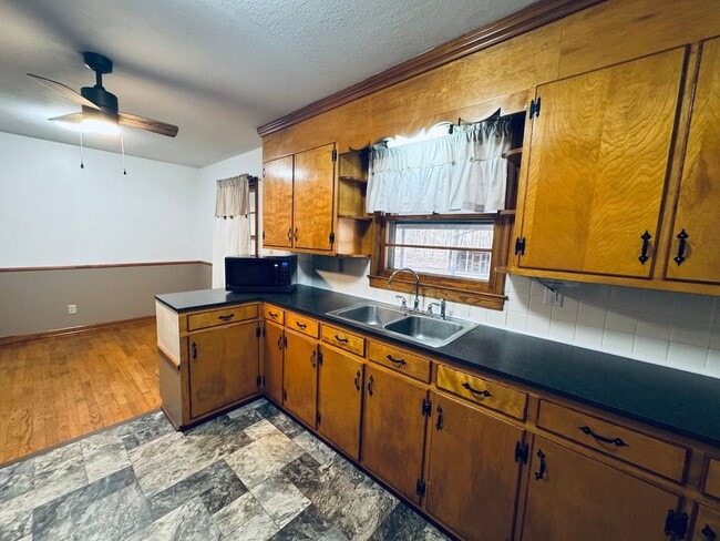 Building Photo - One Level Country Living