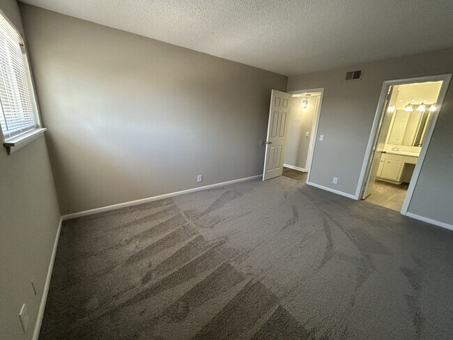 Foto del edificio - 1005 Hickory Hill Ln