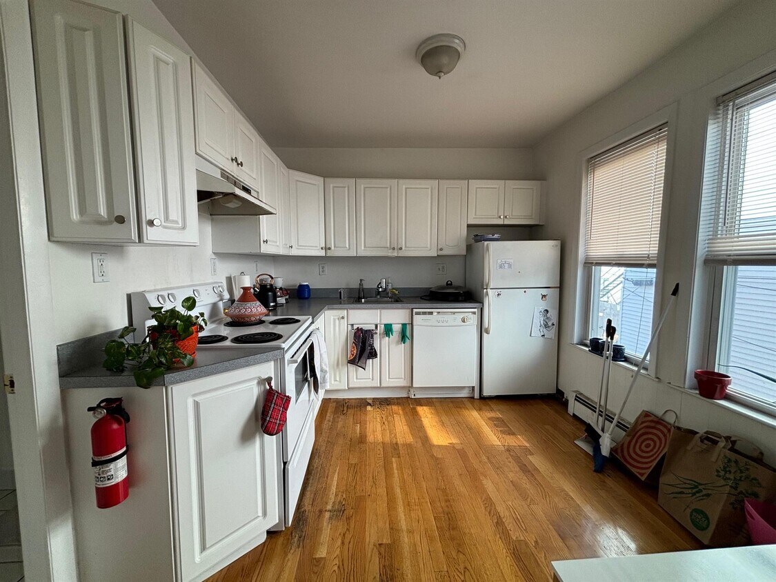 Primary Photo - 4 Craigie St