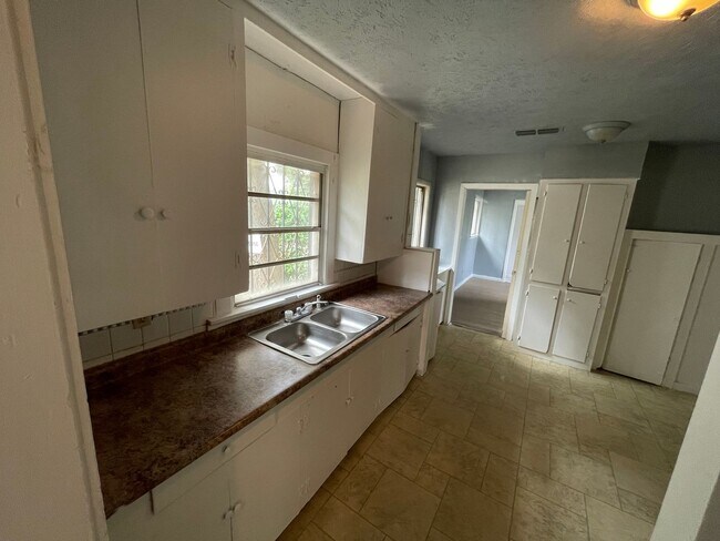 Building Photo - 3 Bedroom Queensborough Home