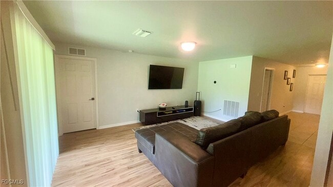 Building Photo - 313 Shadow Lakes Dr