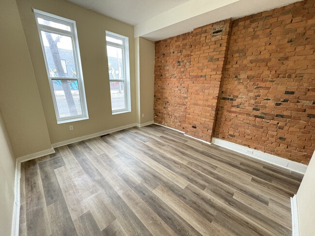 Building Photo - 1 Bedroom Main Floor With In-suite Laundry and Parking