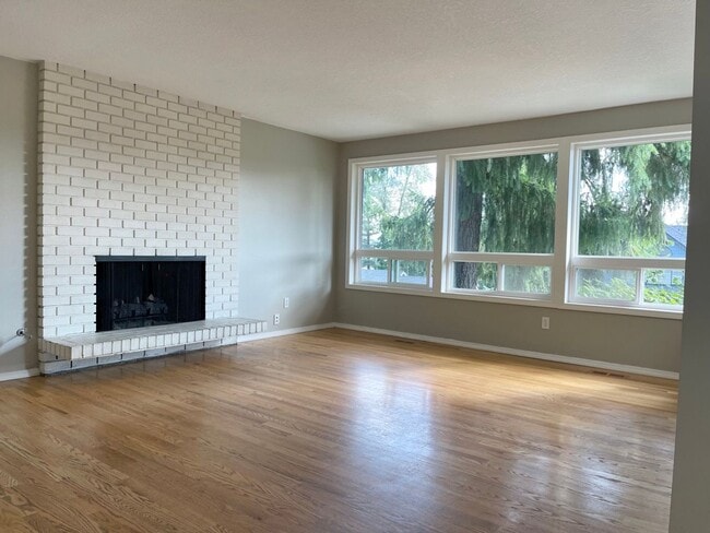 Building Photo - SPACIOUS 4 Bed/3 Full Bath Home in West Linn