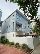 Building Photo - 343 4th Ave S