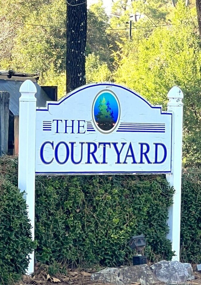 Foto del edificio - Court yard Condo. Love living in the heart...