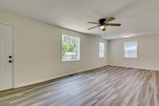 Building Photo - 655 Seymour Dr