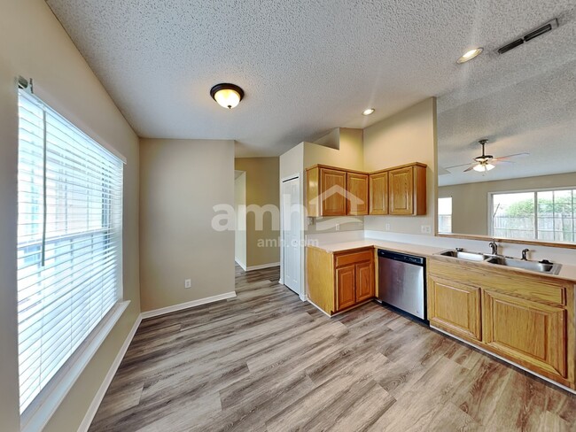 Foto del edificio - 3080 Golden Pond Blvd