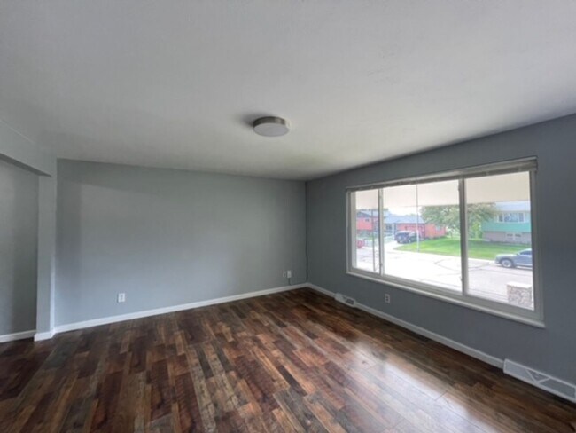 Foto del edificio - 4 Bedroom Home with Large Backyard & Finis...