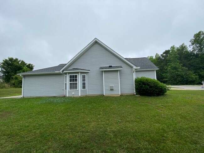 Building Photo - 4 bedroom with garage home in Fuquay Varina