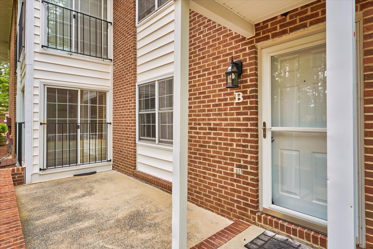 Front private patio - 10 Pinehurst Manor Dr