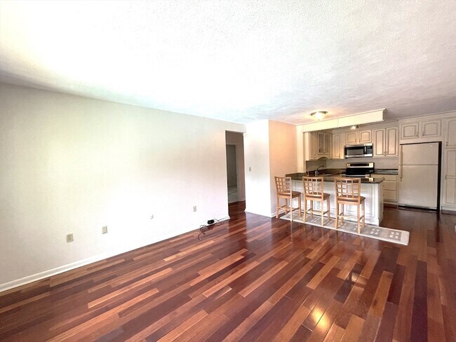 Foto del edificio - 1323 Worcester Rd