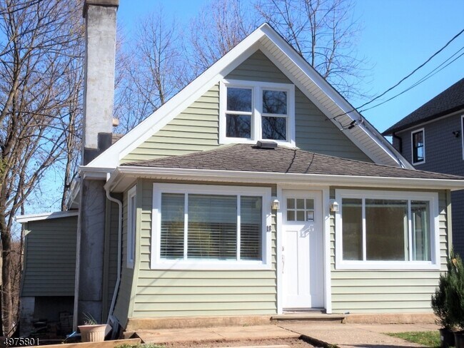 Building Photo - 18 Iroquois Trail