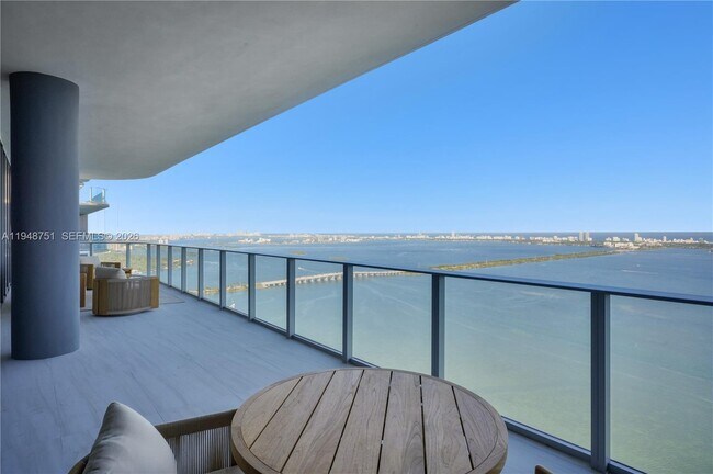 Foto del edificio - 700 NE 24th St