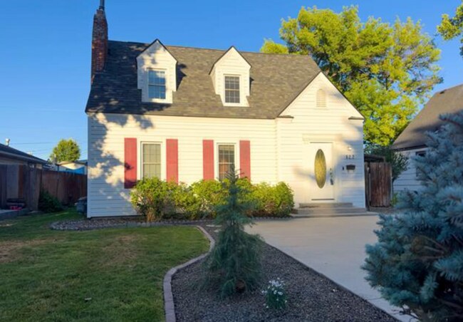 Foto del edificio - Charming 3-Bedroom Home with Spacious Base...