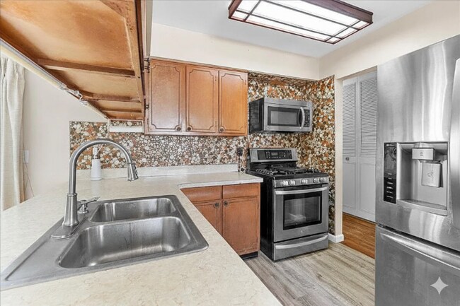 Foto del edificio - 4709 Stillwell Ave