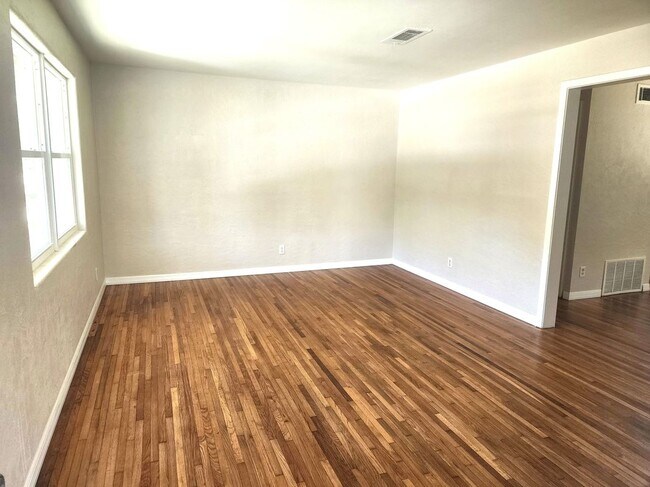 Foto del edificio - 554 Miriam Ave
