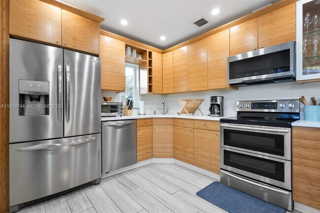 Foto del edificio - 201 NE 16th Ct