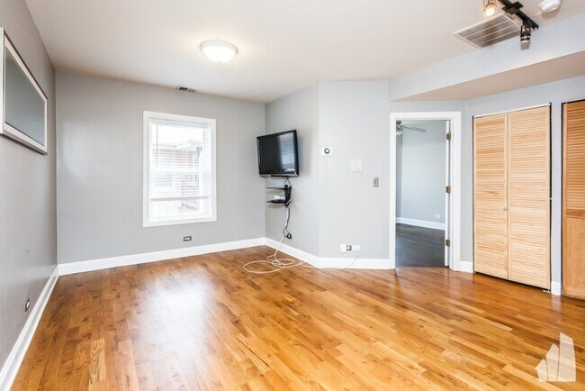 Building Photo - 1645 W Lunt Ave