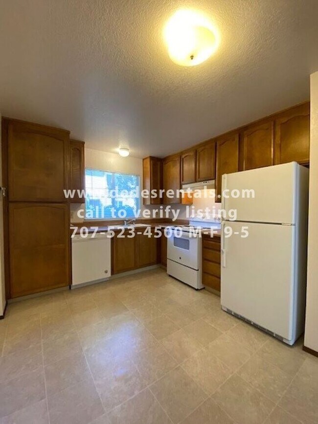 Building Photo - Attractive Condo in Beautiful Healdsburg!