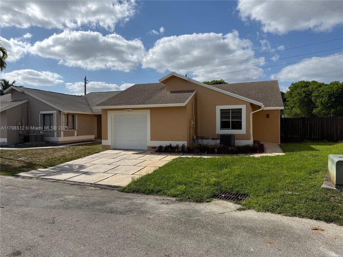 Foto principal - 920 SW 111th Ave