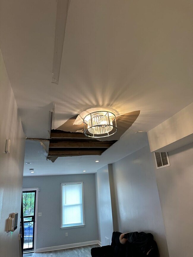 Foto del edificio - Beautifully Renovated Three Bedroom Home f...