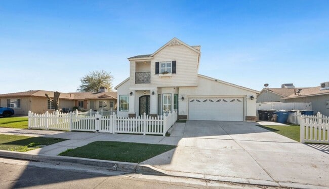 Building Photo - Spacious 5-Bedroom Home with Pool – Perfec...