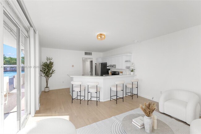 Foto del edificio - 770 NE 69th St