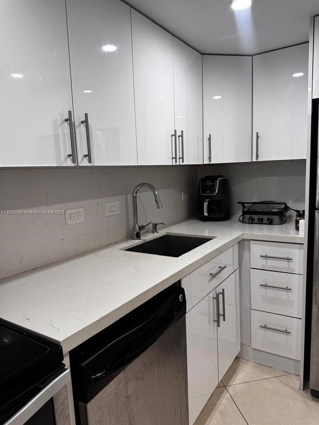 Building Photo - 20505 E Country Club Dr