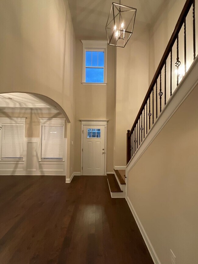 Foto del edificio - 688 Tree Top Trl