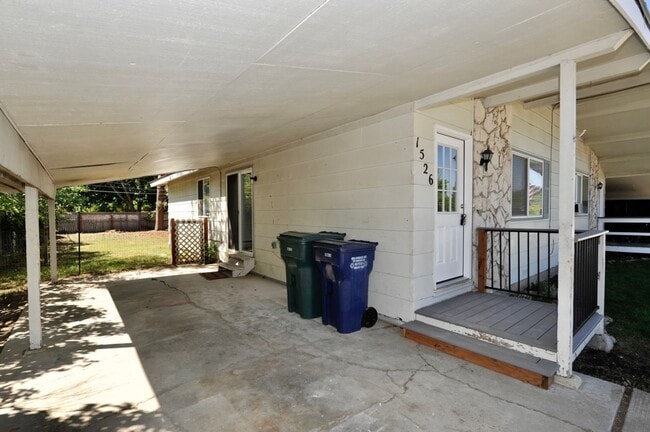 Building Photo - 1526 E Mary Ln