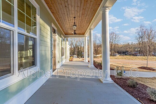 Foto del edificio - 111 Hemlock Dr